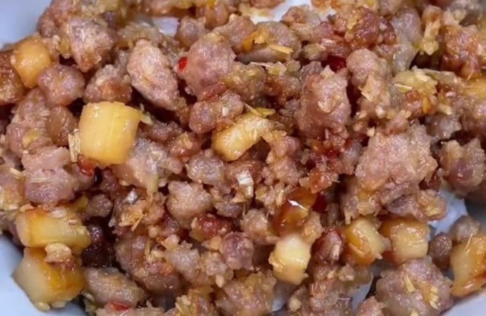 Món thịt băm rang sả tỏi và nấm đùi gà đã hoàn thành, bày ra đĩa