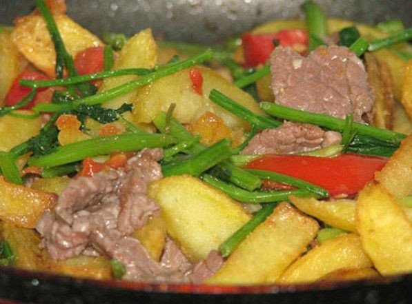 Món thịt bò xào khoai tây với màu sắc hấp dẫn và dinh dưỡng cao