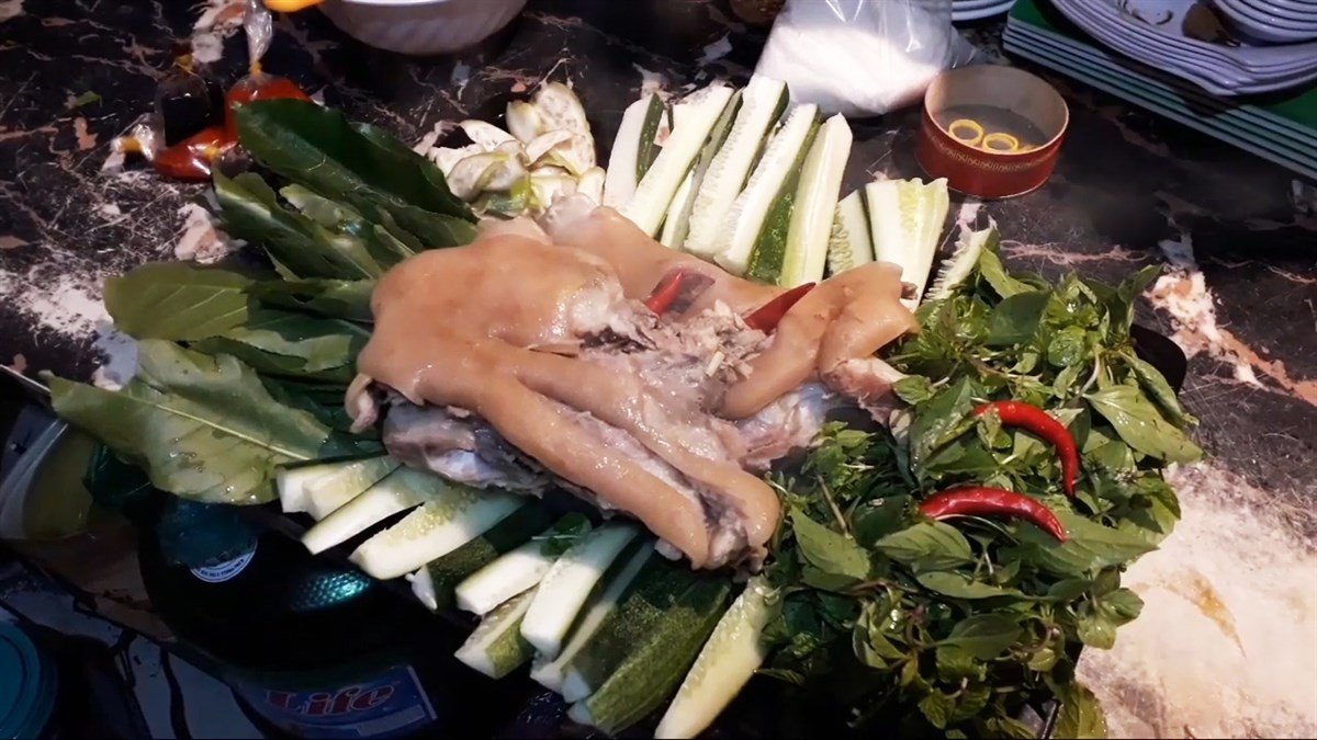 Món thịt dê hấp sả thơm ngon đã hoàn thành bày ra đĩa cùng rau sống.