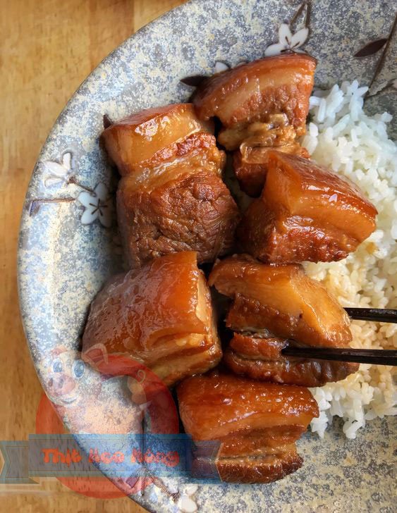 Món thịt hầm nước dừa thơm lừng, màu sắc hấp dẫn sau khi hoàn tất