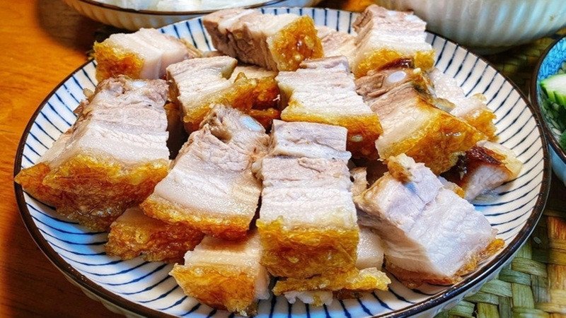 Món thịt heo chiên giòn bằng chảo sau khi hoàn thành, da vàng rụm