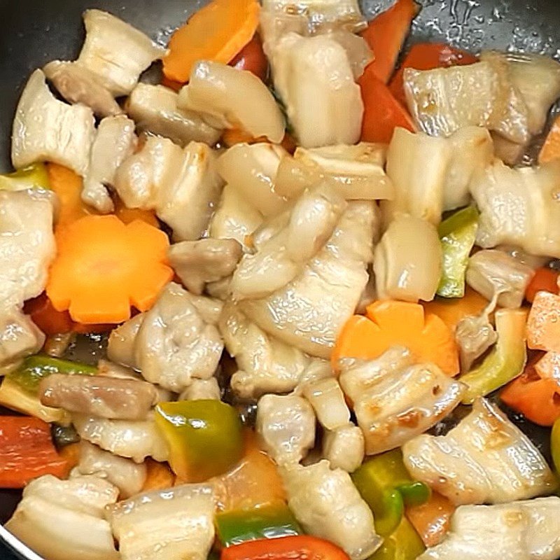 Món thịt heo xào ớt chuông cà rốt nóng hổi