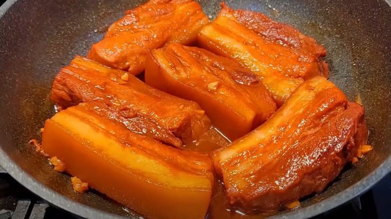 Món thịt khìa không nước dừa sau khi hoàn thành, cắt miếng đẹp mắt