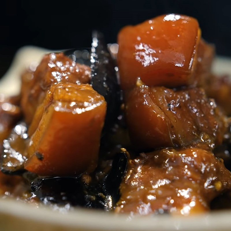 Món thịt kho trám đen thành phẩm với màu sắc hấp dẫn và hương thơm đặc trưng