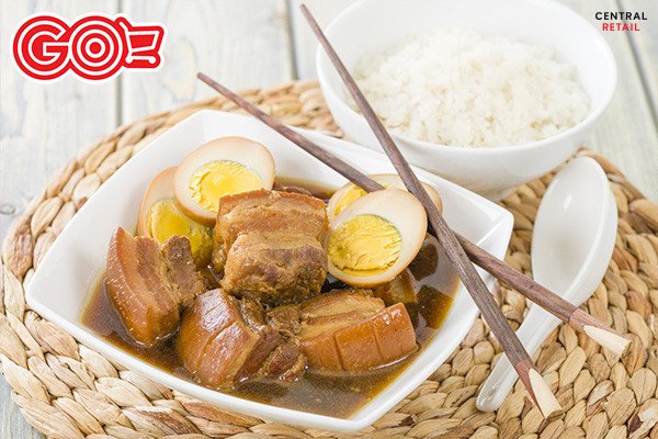 Món thịt kho trứng ngon chuẩn vị được bày ra bát, sẵn sàng thưởng thức cùng cơm trắng.