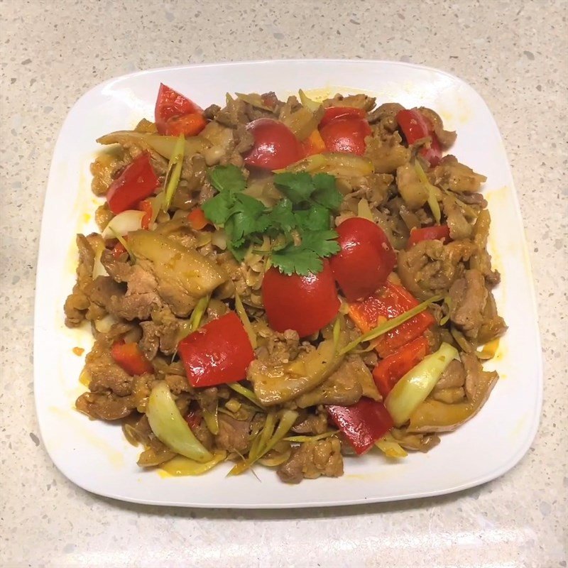 Món thịt lợn rừng xào sả ớt đã hoàn thành, thơm ngon