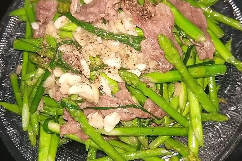 Món thịt ngựa xào măng tây thanh mát, giòn ngọt