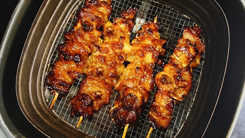 Món thịt nướng kim tiền hoàn thành với mè trắng