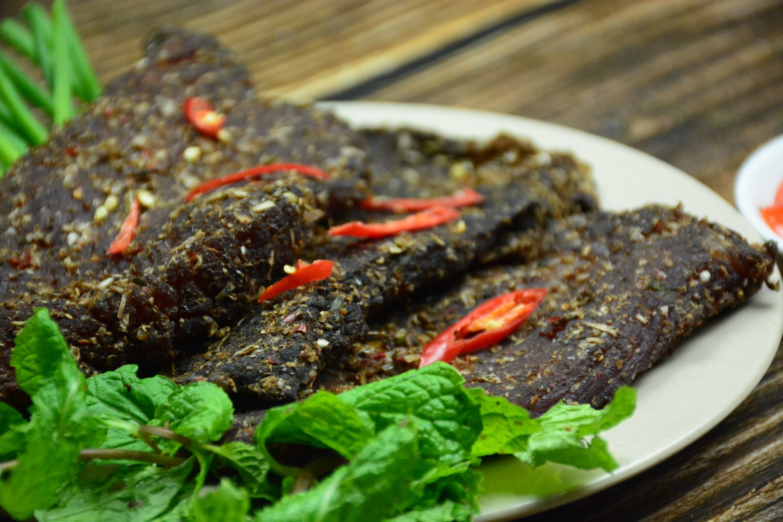 Món thịt trâu gác bếp được thái lát và trình bày đẹp mắt để thưởng thức