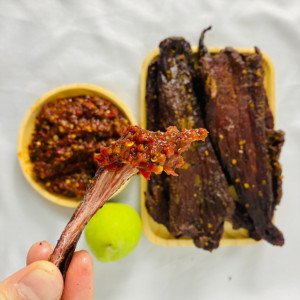 Món **thịt trâu gác bếp** hoàn chỉnh được xé nhỏ, chấm cùng chẩm chéo ướt, sẵn sàng thưởng thức.
