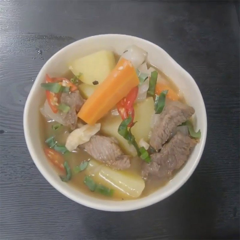 Món thịt trâu hầm khoai tây hoàn chỉnh, hấp dẫn mọi thực khách