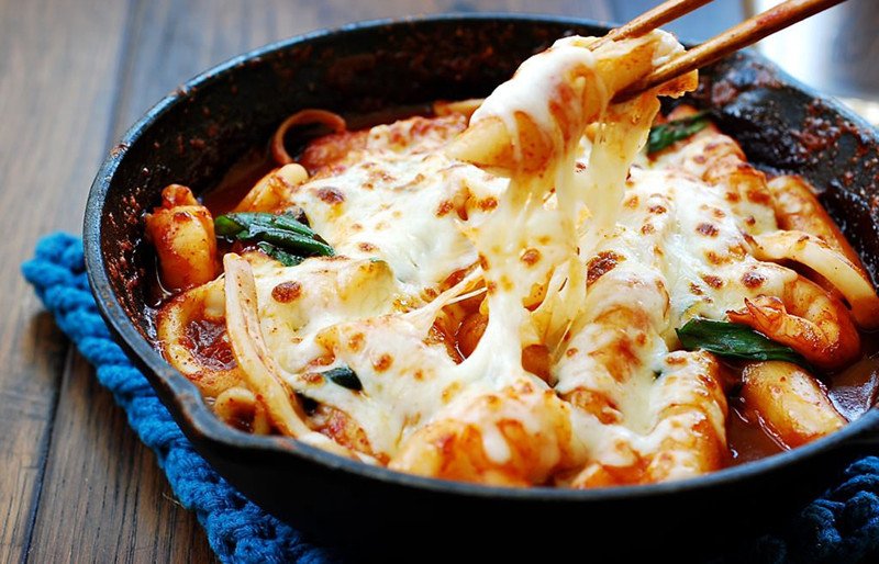 Món tokbokki phô mai thành phẩm nóng hổi, hấp dẫn