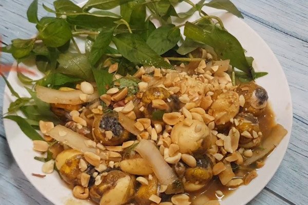 Món trứng cút lộn xào me dừa béo thơm hấp dẫn, với cùi dừa bào mỏng và xốt me chua ngọt đặc trưng.