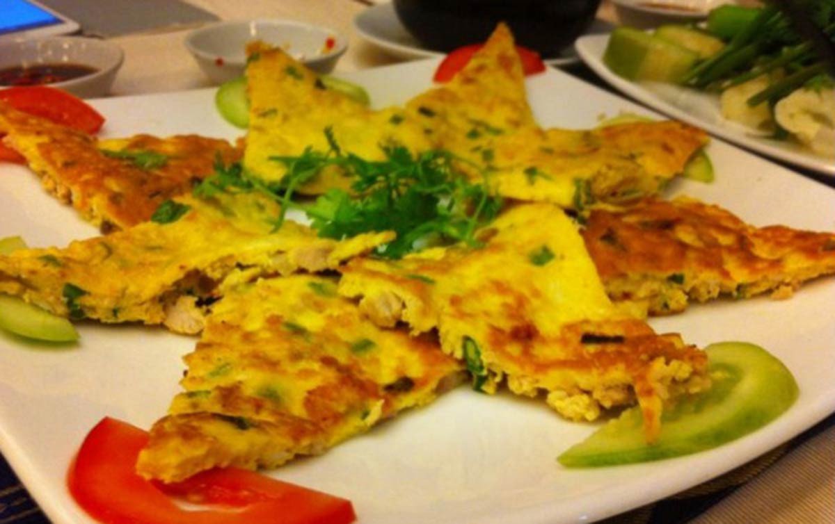 Món trứng đúc thịt vàng óng, cắt miếng vừa ăn