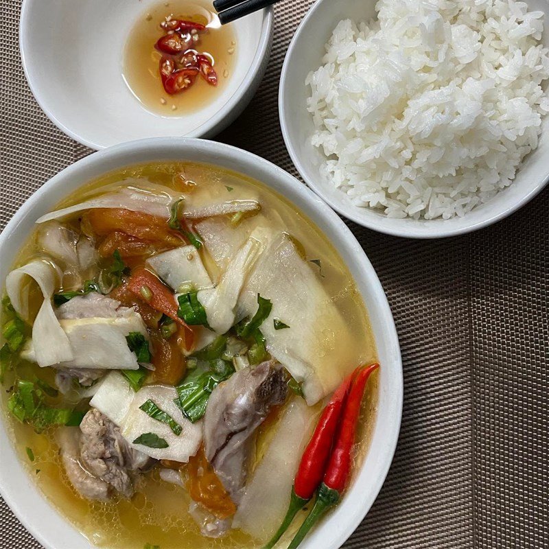 Món vịt xáo măng hoàn chỉnh, hấp dẫn với màu sắc bắt mắt và hương vị đậm đà