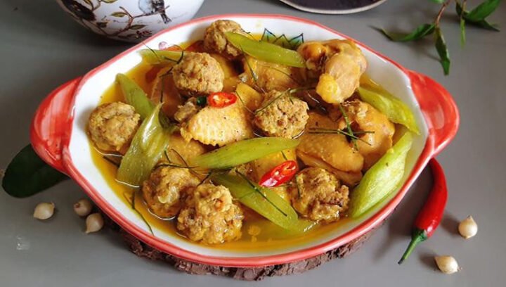 Món xáo gà Nghệ An vàng ươm hấp dẫn trên bàn ăn