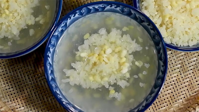 Món xôi chè đậu xanh hấp dẫn, bày biện đẹp mắt trên đĩa cúng