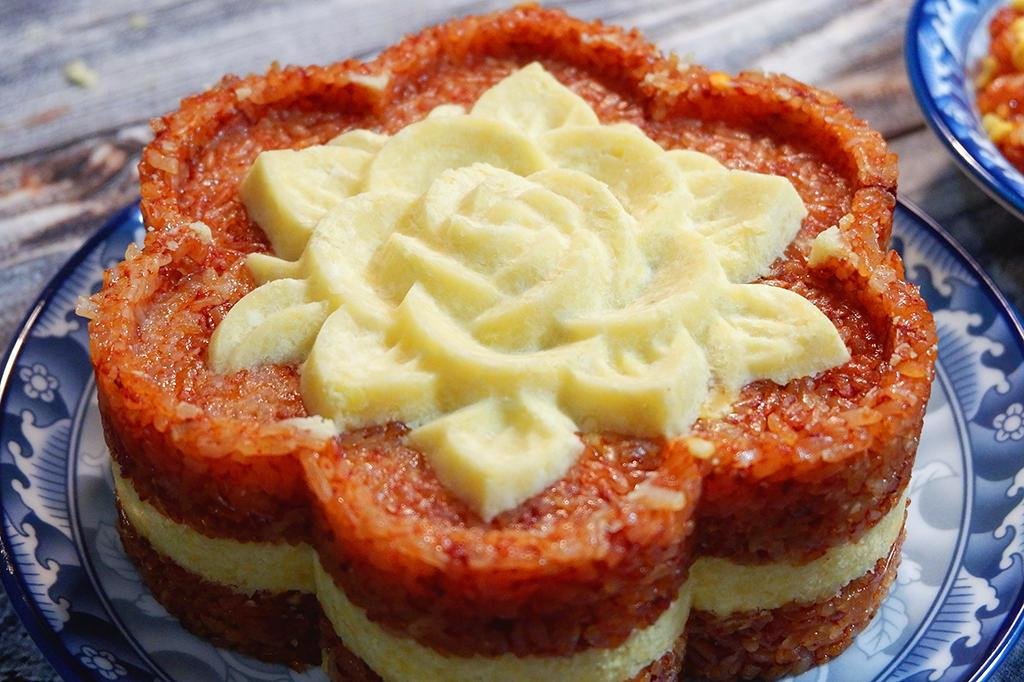 Món xôi gấc được tạo hình bông hoa tinh xảo, dùng trong các bữa tiệc.