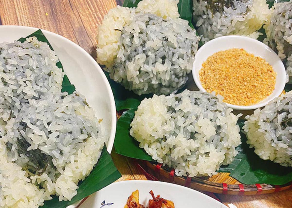 Món xôi khúc nóng hổi với hương vị đặc trưng lá khúc và thịt ba chỉ