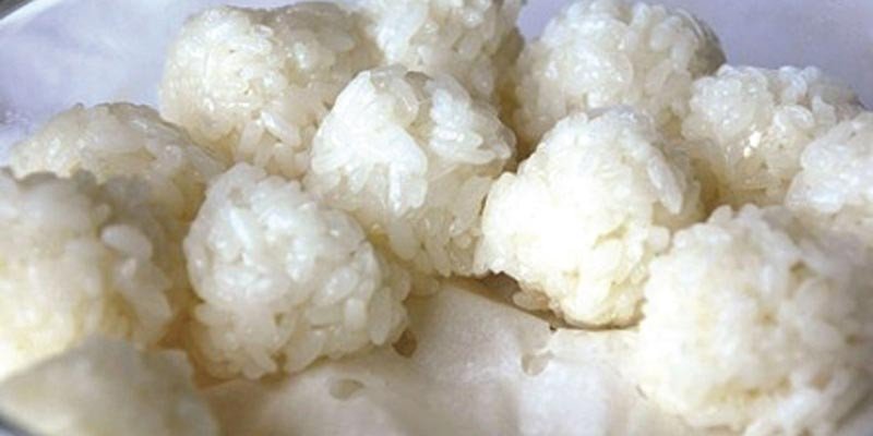 Món xôi nếp truyền thống Việt Nam, cân nhắc lượng calo trong cơm nếp và tác dụng ôn ấm của nó.