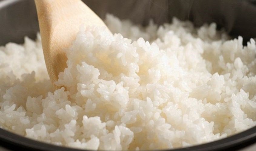 Một bát cơm trắng và một bát yến mạch, minh họa các lựa chọn tinh bột trong chế độ ăn