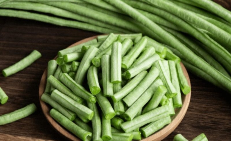 Một bó đậu đũa tươi xanh được chọn lựa cẩn thận