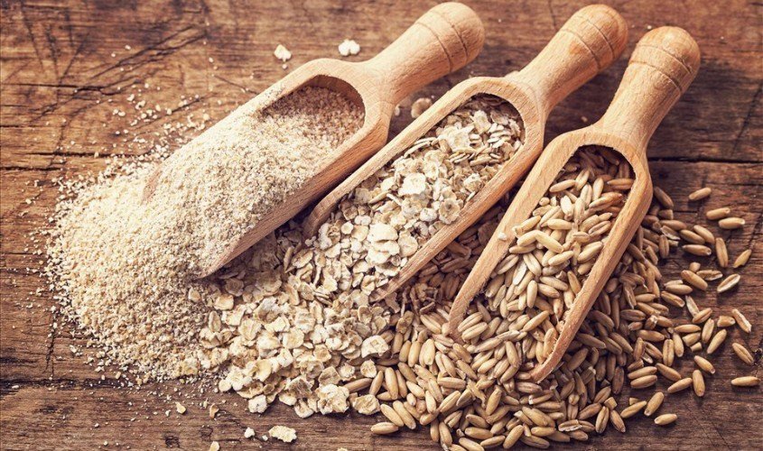 Một chén yến mạch nấu với trái cây tươi và hạt, tượng trưng cho bữa ăn sáng lành mạnh