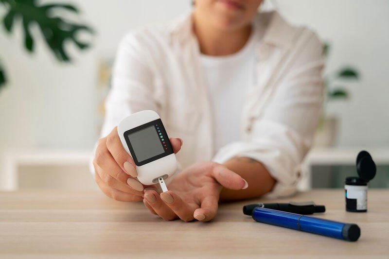 Một chén yến mạch nóng hổi với muỗng gỗ, thể hiện kết cấu đặc sánh của beta-glucan