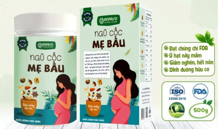 Một chén yến mạch nóng hổi với trái cây, hạt và sữa hạnh nhân, sẵn sàng cho bữa sáng dinh dưỡng