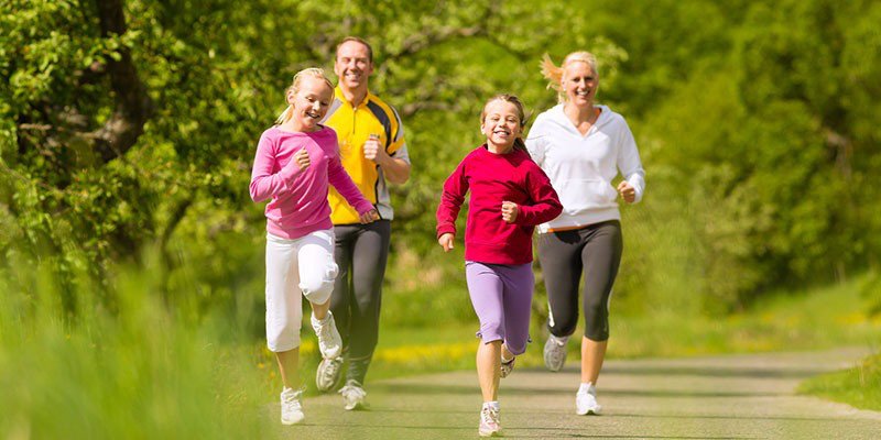 Một chiếc bánh bông lan cuộn với nhân kem bên trong