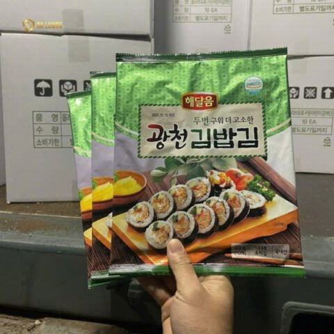 Một chồng lá rong biển khô, minh họa cho nguồn năng lượng thấp và giàu dinh dưỡng của rong biển khi nói về 1 lá rong biển bao nhiêu calo.