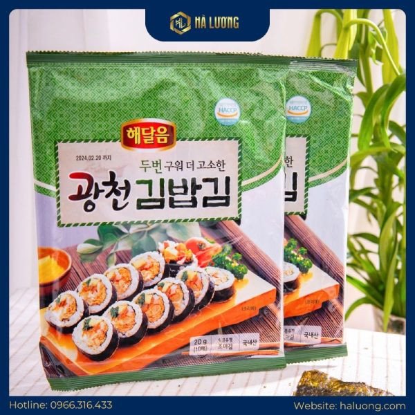 Một cuộn kimbap ngon miệng với lá rong biển, minh họa món ăn phổ biến sử dụng rong biển cuộn cơm và lượng calo cần cân nhắc.
