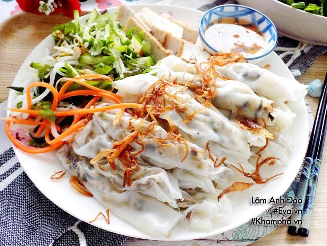 Một đĩa bánh cuốn chay thanh đạm với rau sống tươi xanh, kết hợp cùng chả quế và nem chua, rắc thêm hành phi vàng rượi
