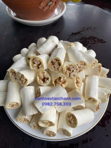 Một đĩa kẹo dồi lạc truyền thống được cắt thành từng miếng nhỏ