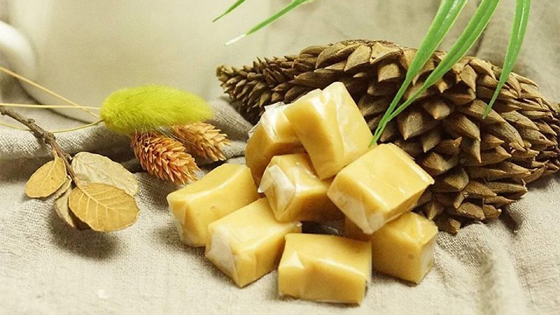 Một đĩa kẹo dừa dẻo thơm, là món ăn vặt được nhiều người yêu thích, đặt ra câu hỏi về lượng calo và khả năng tăng cân.