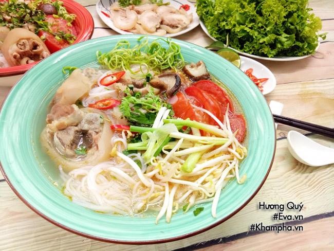 Một góc nhìn khác về bát bún giò heo cà chua với đầy đủ topping