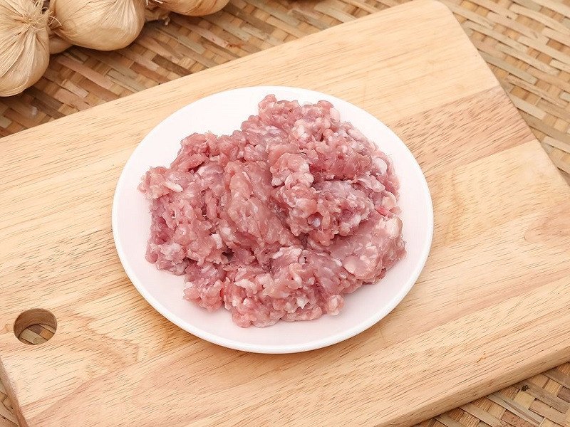 Một khẩu phần thịt băm xào vừa phải, minh họa cho việc kiểm soát lượng calo.