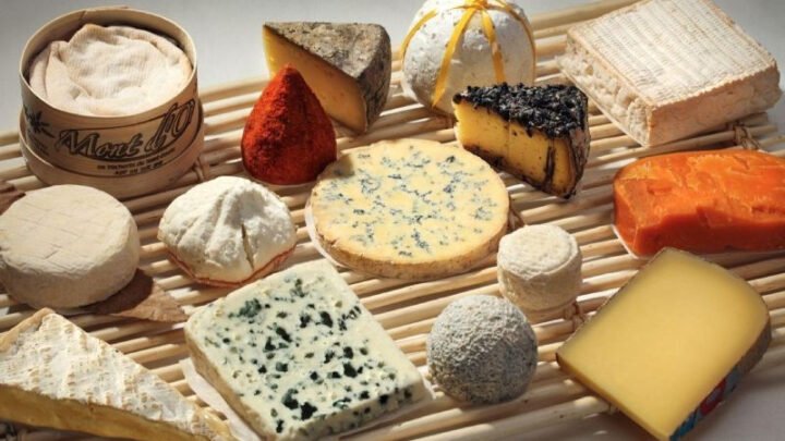 Một lát cream cheese phết trên bánh mì nướng, món ăn sáng giàu năng lượng và cream cheese bao nhiêu calo