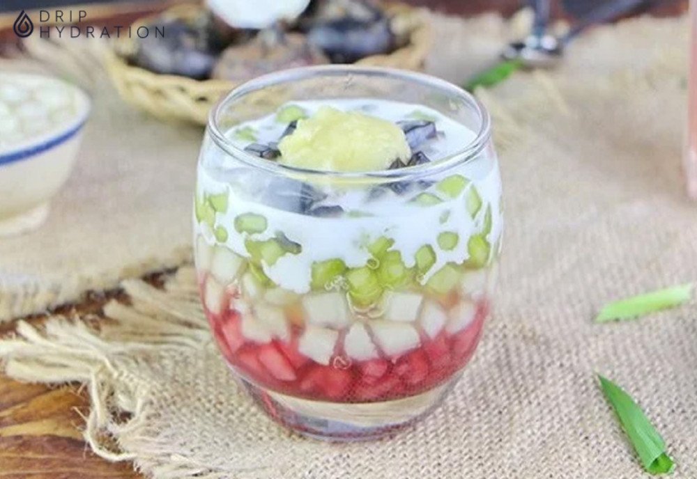 Một ly chè sương sa hạt lựu đầy đủ topping, minh họa lượng đường và calo tiềm ẩn gây tăng cân