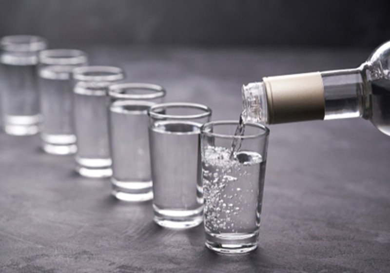 Một ly rượu trắng với đá và chanh, biểu tượng cho việc kiểm soát lượng rượu và calo