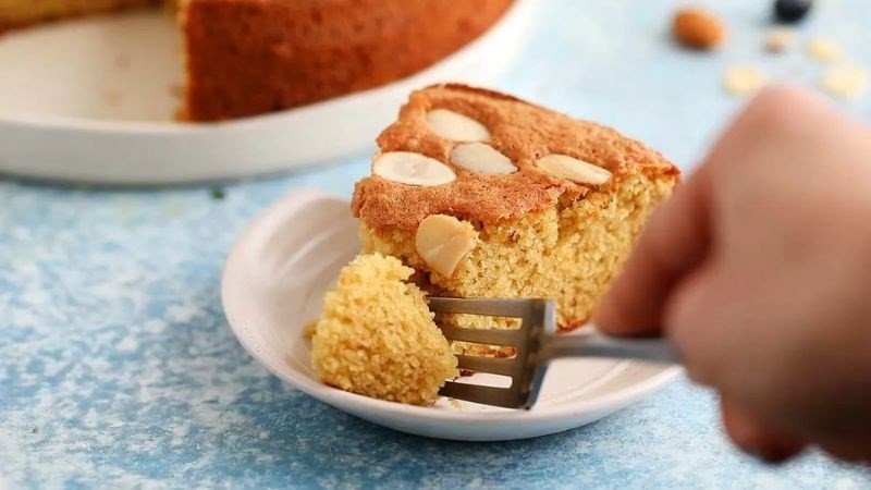 Một miếng bánh bông lan trứng muối nhỏ xinh, biểu tượng cho việc điều chỉnh khẩu phần ăn để giảm calo bánh bông lan trứng muối