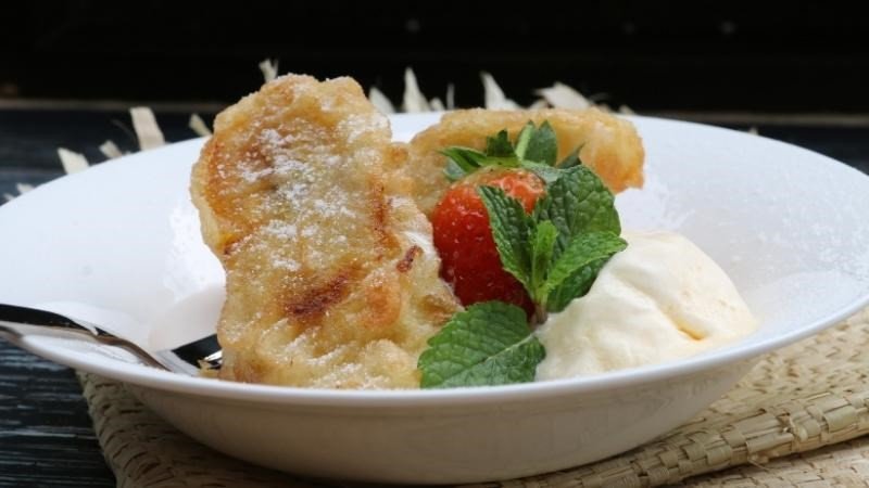 Một miếng chuối chiên nhỏ được trình bày như món tráng miệng, gợi ý cách ăn chuối chiên hợp lý.