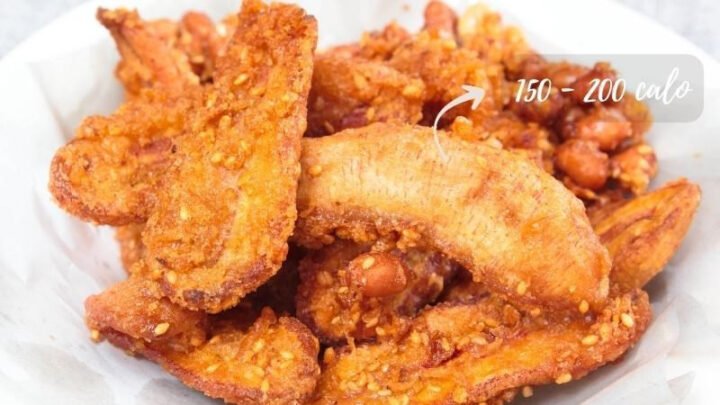 Một miếng chuối chiên vàng giòn với lớp bột phủ hấp dẫn, cho thấy lượng calo tiềm ẩn.