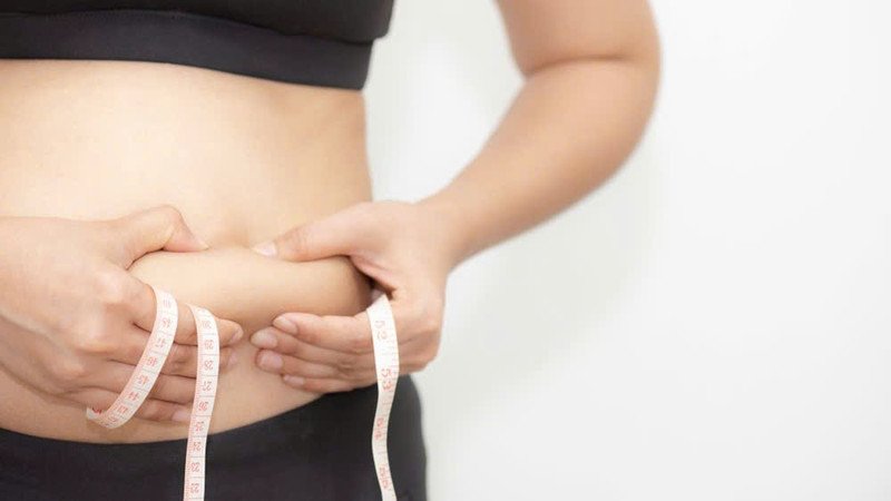 Một người đang kiểm tra lượng calo trên điện thoại, liên quan đến việc tiêu thụ bánh tráng sữa dừa