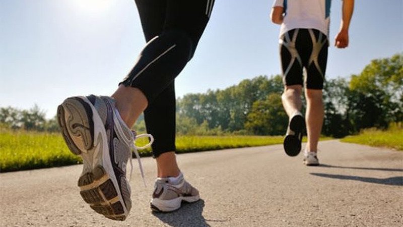 Một người đang tập yoga, thể hiện lối sống năng động và lành mạnh