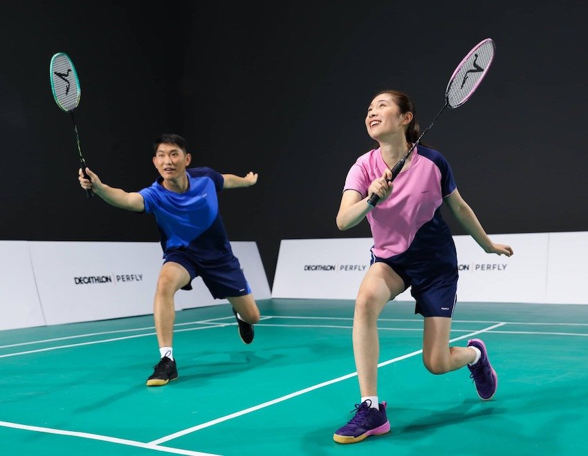 Một nhóm bạn đang cười vui vẻ trên sân cầu lông, thể hiện khía cạnh xã hội và giải trí