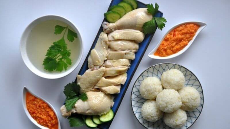 Một phần cơm gà hấp dẫn, thể hiện lợi ích sức khỏe khi kiểm soát cơm gà bao nhiêu calo và cách chế biến