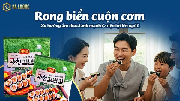 Một tấm rong biển khô được cầm trên tay, nhắc nhở người dùng cần lưu ý khi tiêu thụ rong biển để kiểm soát calo và natri.