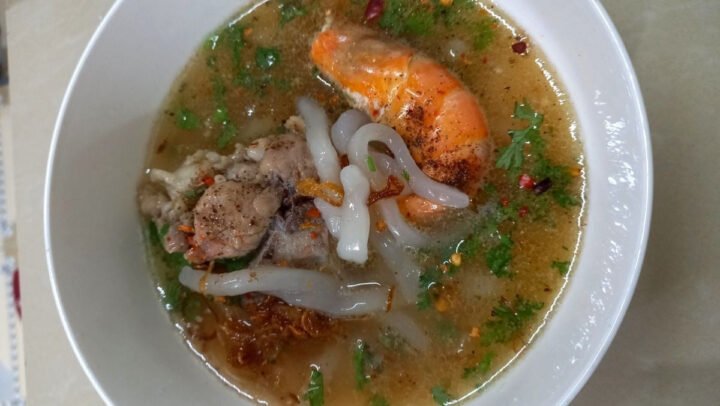 Một tô bánh canh bột lọc xương heo đầy đặn, nóng hổi, trang trí hành ngò
