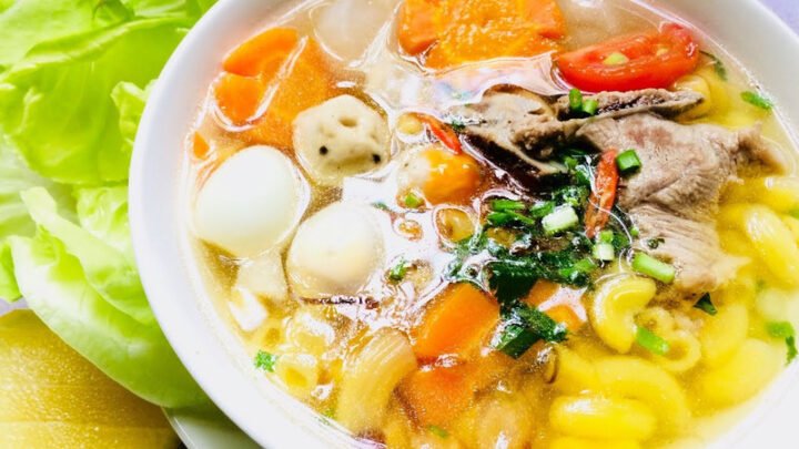 Một tô bánh canh nui hấp dẫn với xương thịt và rau xanh, minh họa cho lượng calo trong bánh canh nui.